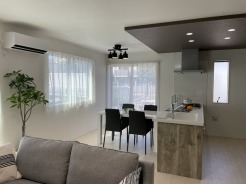 キッチンは折り下げ天井でアクセント。
オシャレな空間です。