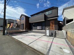 ■閑静な住宅街、２号棟カースペース3台あり（車種による）
