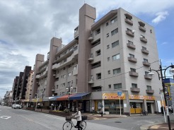 外観写真。駅から延びるメイン道路沿いで生活便利な立地。