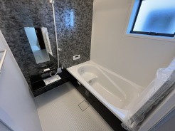 【1号棟】
■浴槽は環境にやさしい節水タイプ！浴槽内ステップで半身浴や親子入浴も楽しめます
