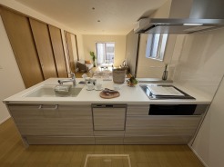 ■リビングを見回せる動線となっており、料理中でも安心してお子様のご様子をご確認いただけます。
