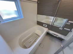 ■浴槽は環境にやさしい節水タイプ！浴槽内ステップで半身浴や親子入浴も楽しめます
