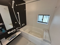 ■浴槽は環境にやさしい節水タイプ！浴槽内ステップで半身浴や親子入浴も楽しめます
