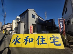 ■南西向きで陽当たり良好、並列2台駐車可能なカースペース付き。通勤・通学に便利
