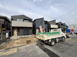 全体外観写真
～新築分譲住宅全5棟～
■JR佐倉駅 徒歩5分：都心へのアクセスもスムーズ。駅近でありながら静かな住環境。長期優良住宅