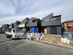 全体外観写真
■全棟ゆとりの間取り：3LDK～4LDK中心。収納力も高く、ファミリー層にぴったり。
■カースペース2台分：ご夫婦で1台ずつ、来客時にも安心。将来的な生活の変化にも対応できる広さ。長期優良住宅。
