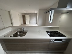 ■収納たっぷり、人口大理石トップはお手入れしやすいシステムキッチン