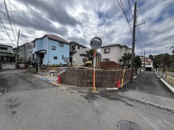 ■建築条件なし！角地ならではの設計自由度で、駐車場や庭の配置も柔軟にできます。