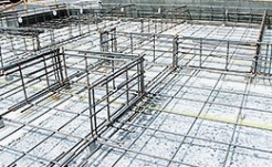 フラット35の工事仕様書では、立ち上がりの主筋が13mm以上となっておりますが、13mmの鉄筋ではなく16mmの鉄筋を採用しています。