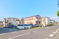 ■駅まで徒歩５分の好立地！前面道路広々、商業施設が充実しており生活に便利
