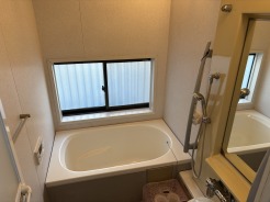 １階浴室　窓付きで明るく換気充分