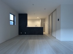 １号棟リビング
リビングは一番多くの時間を過ごす空間。ご家族が自然に集まり会話も弾みますね。