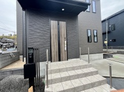 1号棟：玄関ポーチ