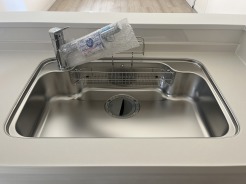 ～同仕様～
■引き出して使える便利なシャワーヘッドは浄水カートリッジが内蔵でクリーンなお水が使えます。
