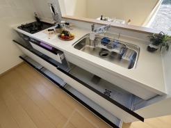 ～同仕様～
■引き出しは収納力豊富でお気に入りの食器もたくさん入れられます
