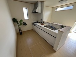 ～同仕様～
■リビングを見回せる動線となっており、料理中でも安心してお子様のご様子をご確認いただけます