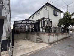 雨から車を守ってくれるカーポート付き