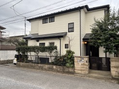 建物北側。外壁、屋根塗装済みです。