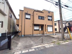 ☆現地外観☆
落ち着いた色合いの外観が印象的な建物で、店舗付き住宅として利用できるほか、敷地内にはカースペースが３台分設けられており日々の暮らしやビジネスの拠点として使いやすい機能的な空間が広がります♪
