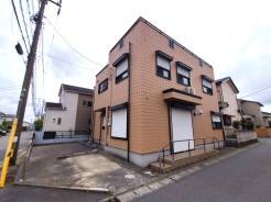 ☆現地外観☆
１階に店舗を備えた機能的なお住まい。穏やかな暮らしとビジネスの拠点を両立させる心地よい空間が広がります♪
