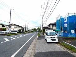 前面道路含む現地写真
西側18ｍ公道