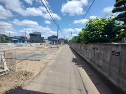 前面道路含む現地外観
南側4ｍ公道