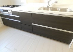 （　3号棟）：システムキッチン同形状・同仕様