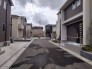 現場内中央道路
■駅近くの住宅街、スーパー、コンビニ、ドラッグストアなどお買物施設も近くて便利な分譲地。
■近隣商業施設充実！高耐久・高性能、耐震等級３のIDS工法で安心の家！