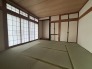 1階８畳の和室。障子を開けるとお庭が広がります。