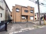 ☆現地外観☆
落ち着いた色合いの外観が印象的な建物で、店舗付き住宅として利用できるほか、敷地内にはカースペースが３台分設けられており日々の暮らしやビジネスの拠点として使いやすい機能的な空間が広がります♪
