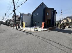 前面道路
■国が認定する長期優良住宅。税制優遇や住宅ローンの金利優遇も受けられ、将来の資産価値も安心。
■公園や保育施設、小学校も徒歩圏内。自然とふれあえる環境で、のびのびとした子育てが可能。