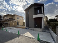 ■敷地面積広々56坪超です。ゆとりあるカースペース。前面道路も広いので楽々駐車。